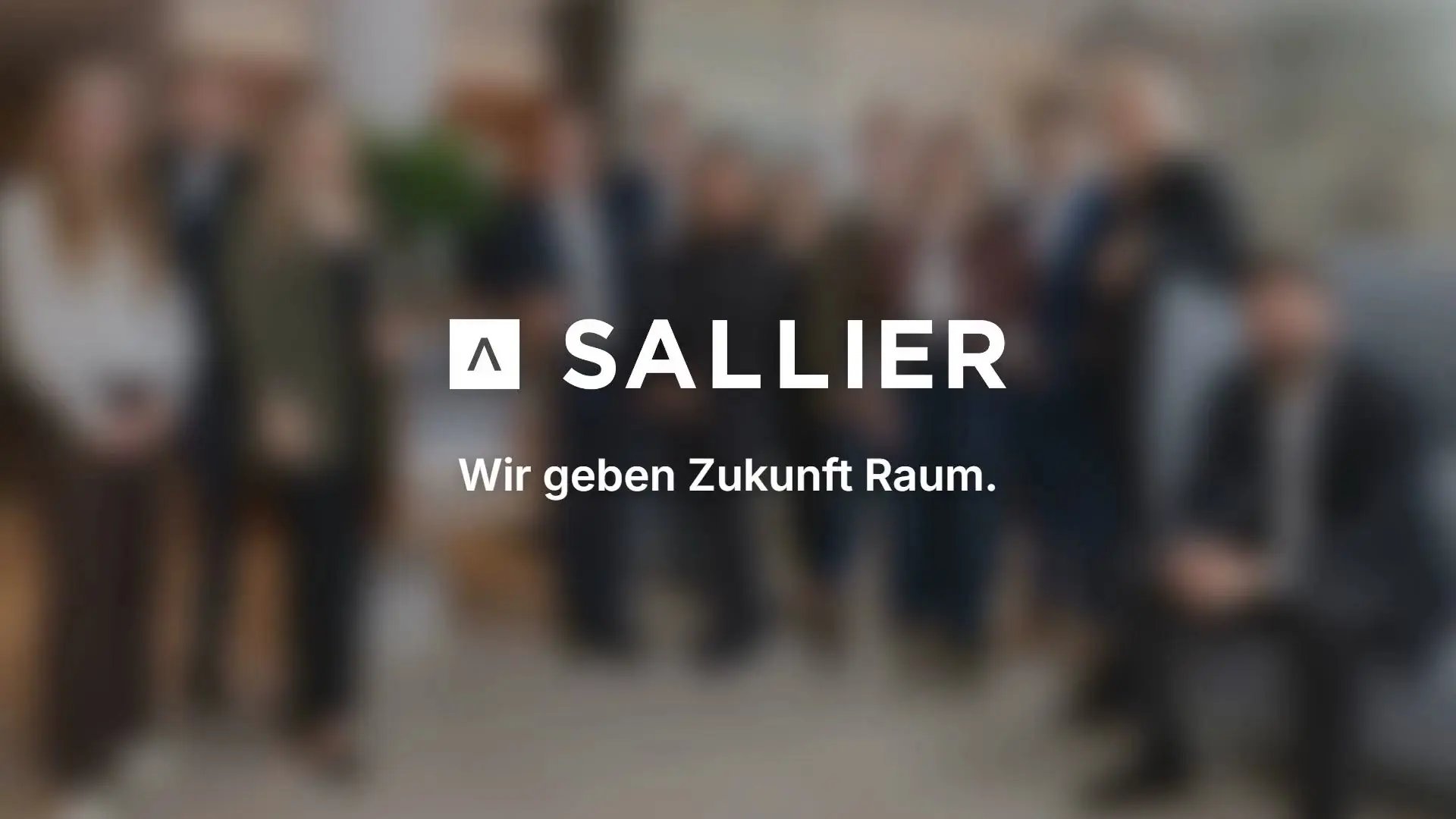 SALLIER – Wir geben Zukunft Raum. Logo vor dem Team
