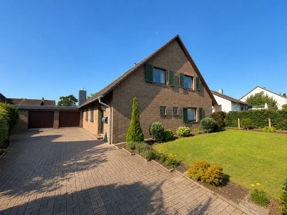 Großes Zweifamilienhaus